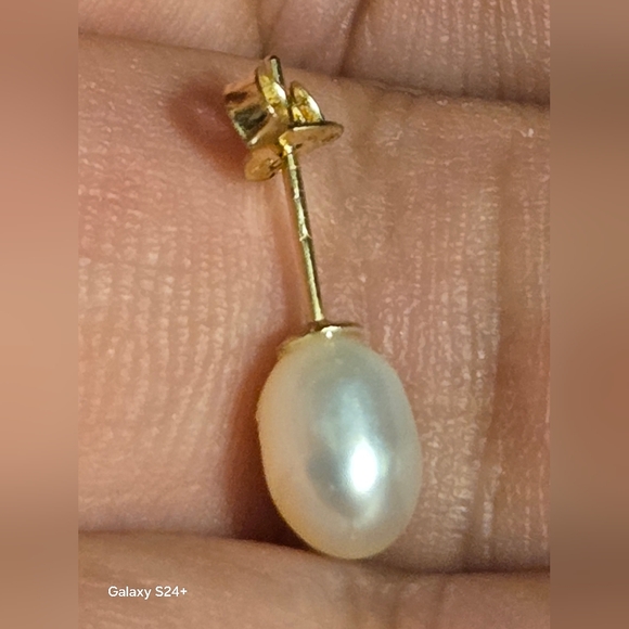 Gold 10 Carat Elegant Real Pearl Stud Earrings - Picture 6 of 6